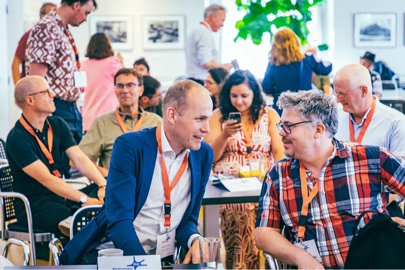Onderzoekers met elkaar in gesprek tijdens SPRONG-bijeenkomst